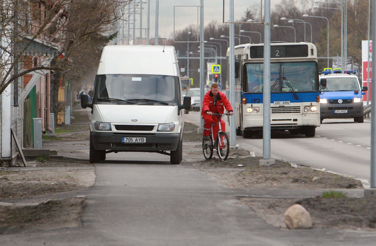 Kõnniteele parkijad segavad liiklejaid ka mujal Eestis. Pildil on kaubabuss kinni parkinud kõnnitee Pärnus.