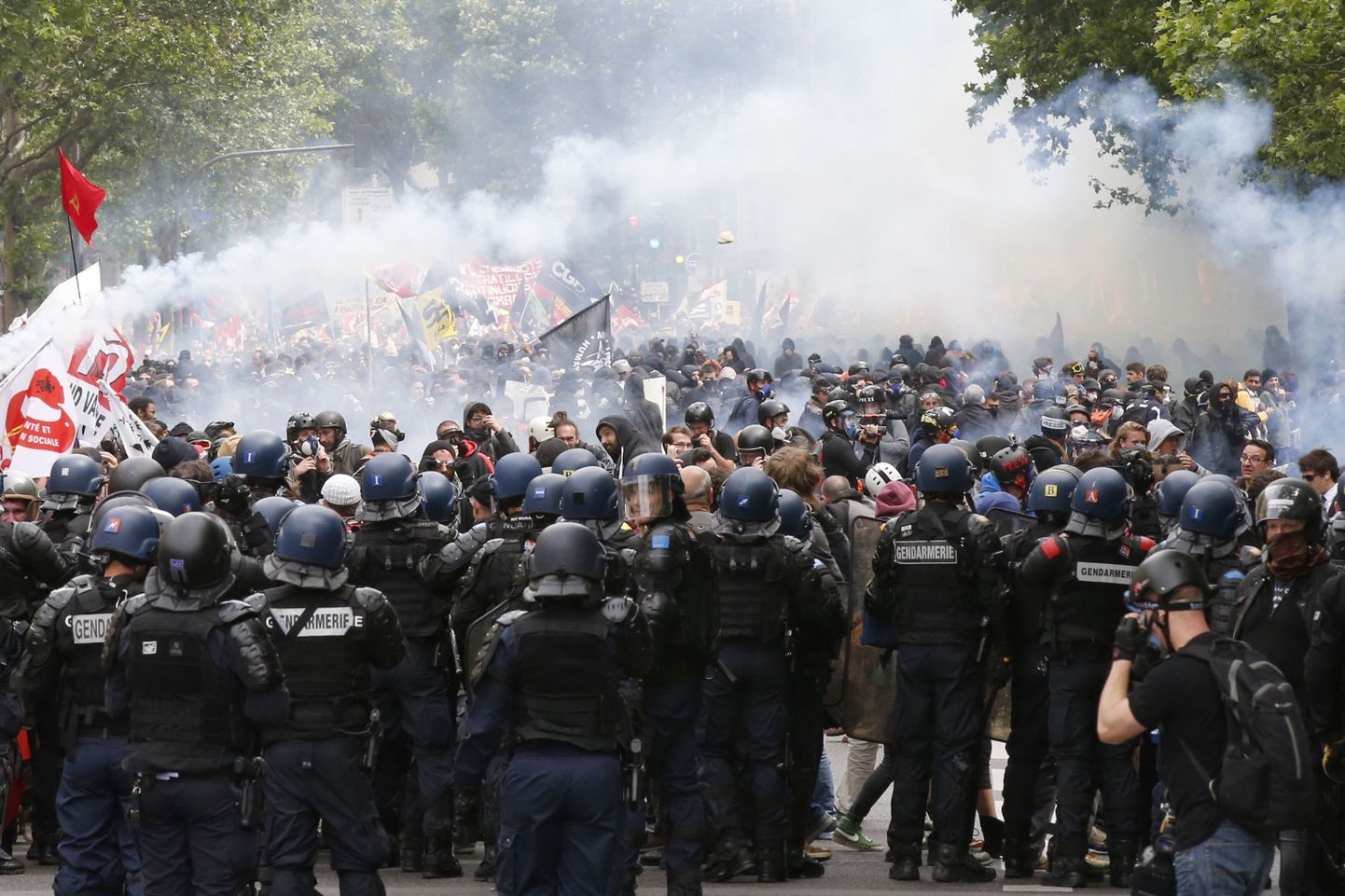 Pisargaas, politseinikud ja protestijad täna Pariisis.