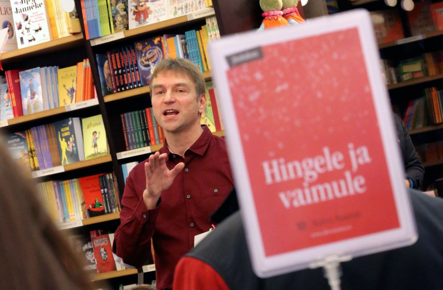 Valdur Mikita raamatu "Lindvistika ehk metsa see lingvistika" esitlus Tartu Tasku keskuse Rahva Raamatu kaupluses.