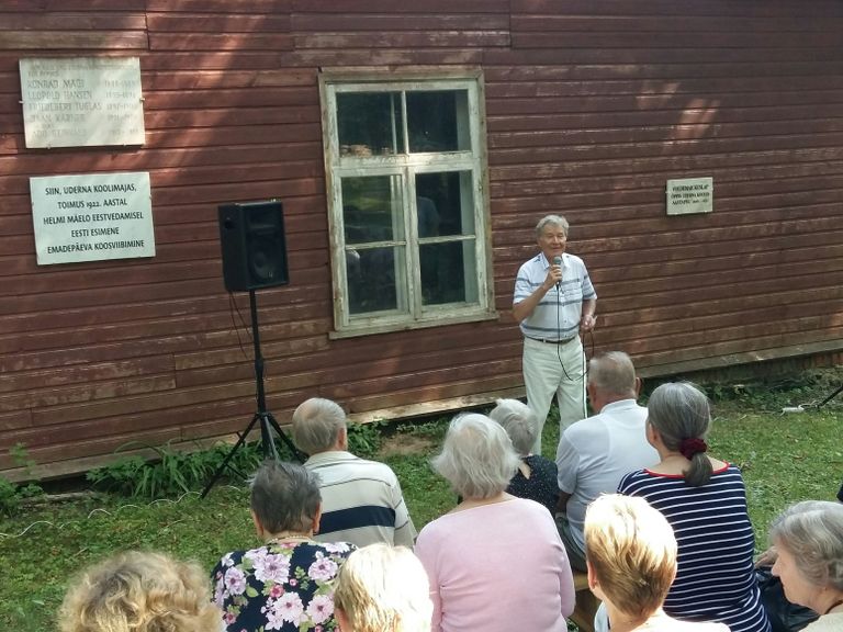 Voldemar Kuslap andis Uderna koolimaja parki kogunenud vilistlastele kontserdi.