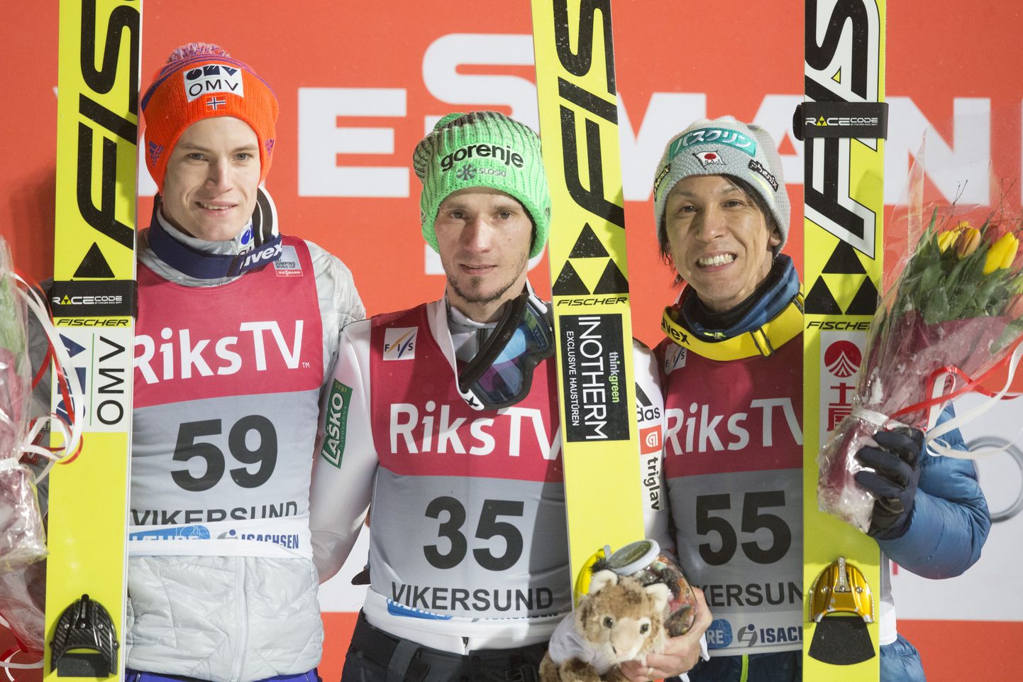 Vikersundi võistluse esikolmik: Kenneth Gangnes (vasakult), võitja Robert Kranjec ja Noriaki Kasai.