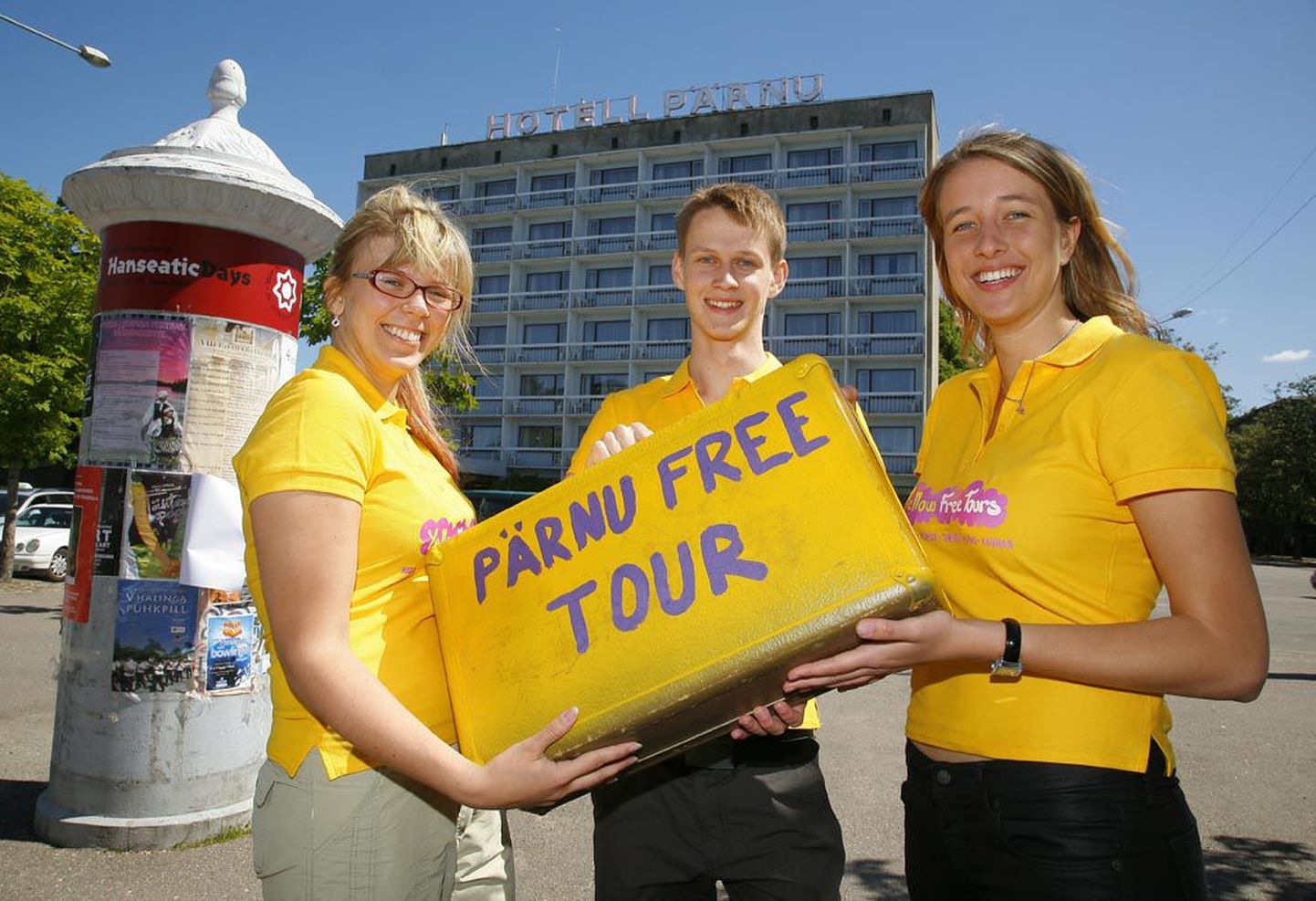 Pärnu Free Tour noored giidid Annika Laar (vasakult), Kristjan Allik ja Karmen Stimmer ootavad huvilisi ekskursioonile igal keskpäeval.