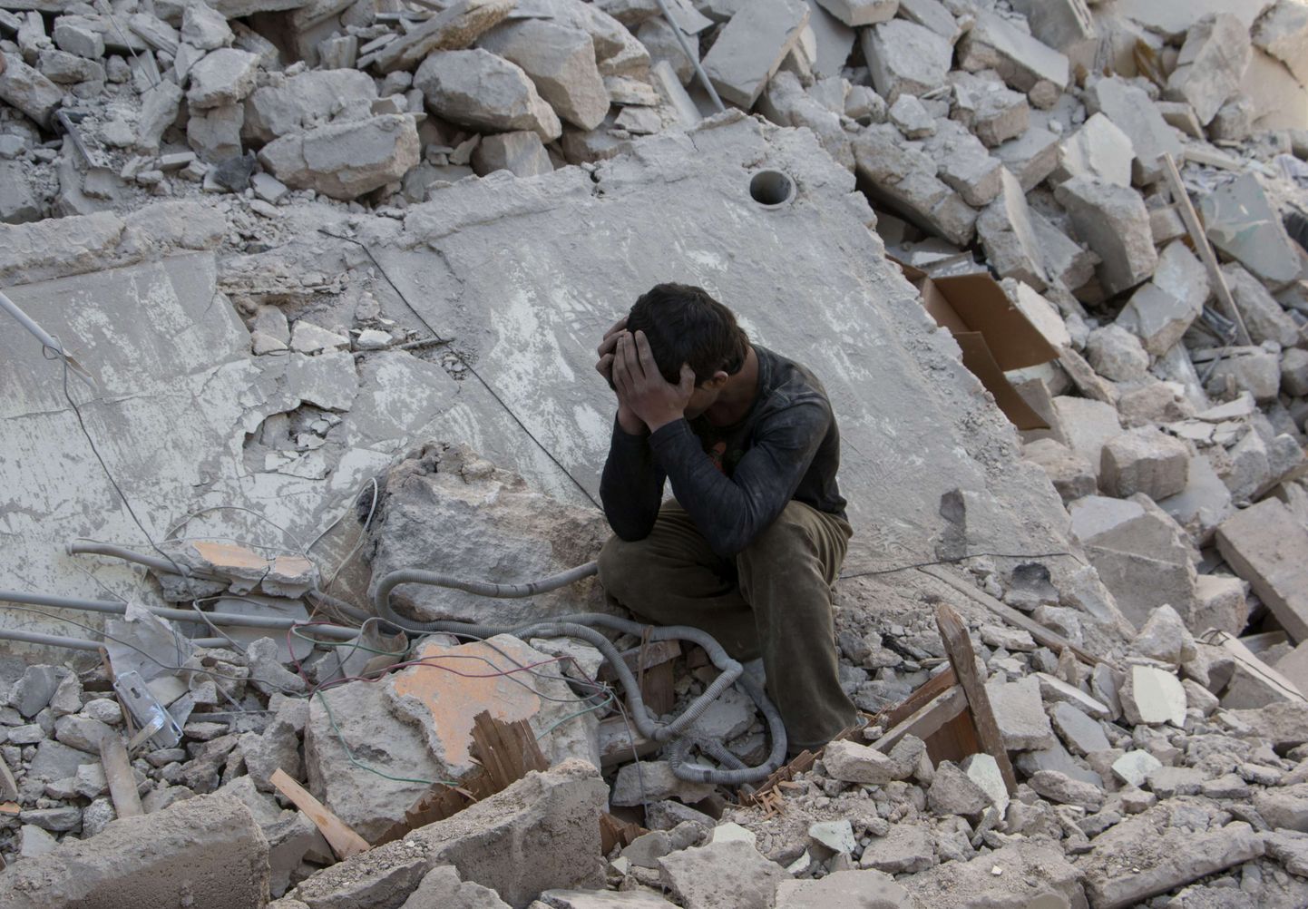Süüria linnas Aleppos leinas selle nädala algul poiss valitsusvägede raketirünnakus hukkunud perekonda.