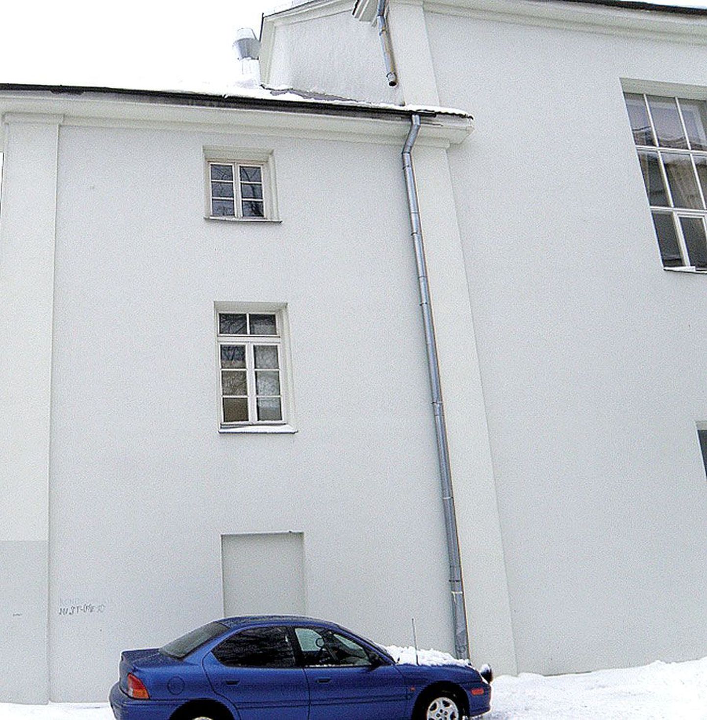 Sellele sinisele Chryslerile langes Tartu täiskasvanute gümnaasiumi katuselt lumevaling esmaspäeva lõuna paiku. Autol said muljuda katus ja kapott, esiklaasi tekkis mõra.