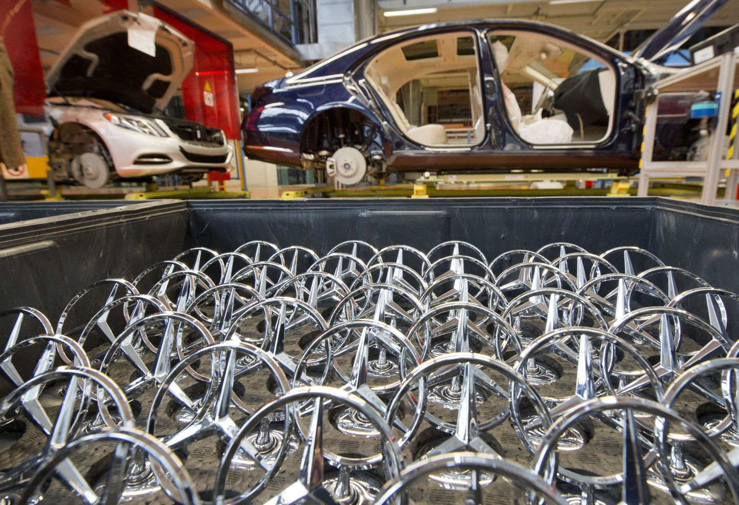 Mercedes-Benz S-klassi sõiduautode tootmine Saksamaal Sindelfingeni tehases.