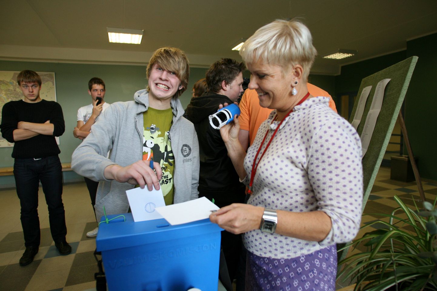 Pildistatud 6. oktoobril 2009.
Noorte varivalimised Kivilinna gümnaasiumis (pildil Martti Hallik ja Piret Arula).