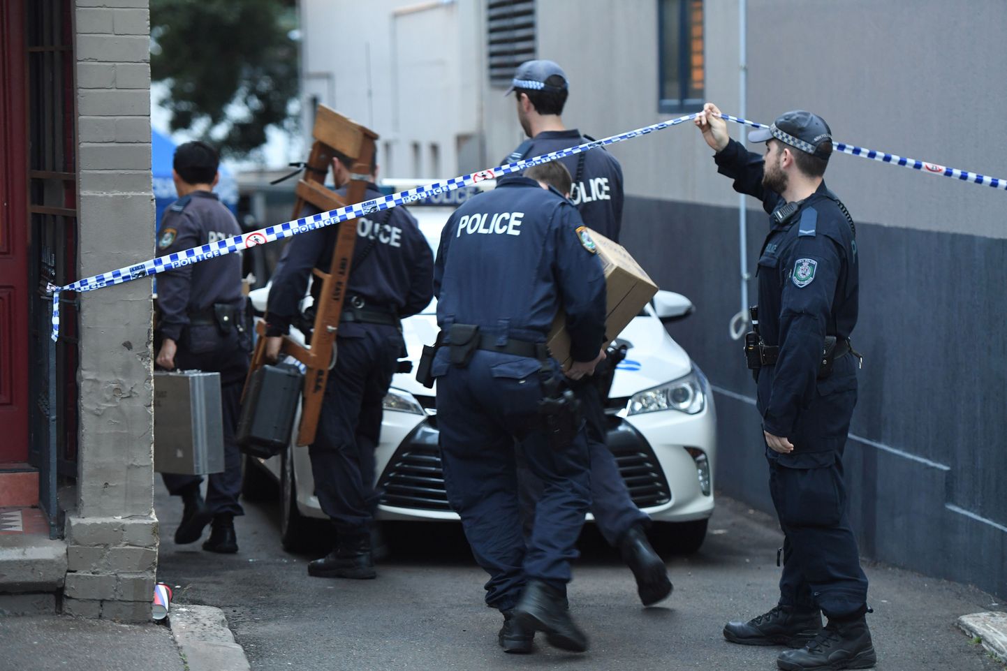 Austraalia politseinikud Sydneys läbiotsimist korraldamas.