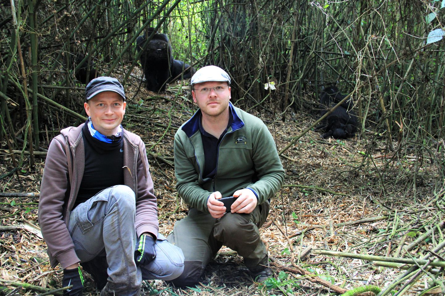 Režissöör Märten Vaher ja filmi autor Reimo Sildvee on Rwanda džunglis keset mägigorillade perekonda.