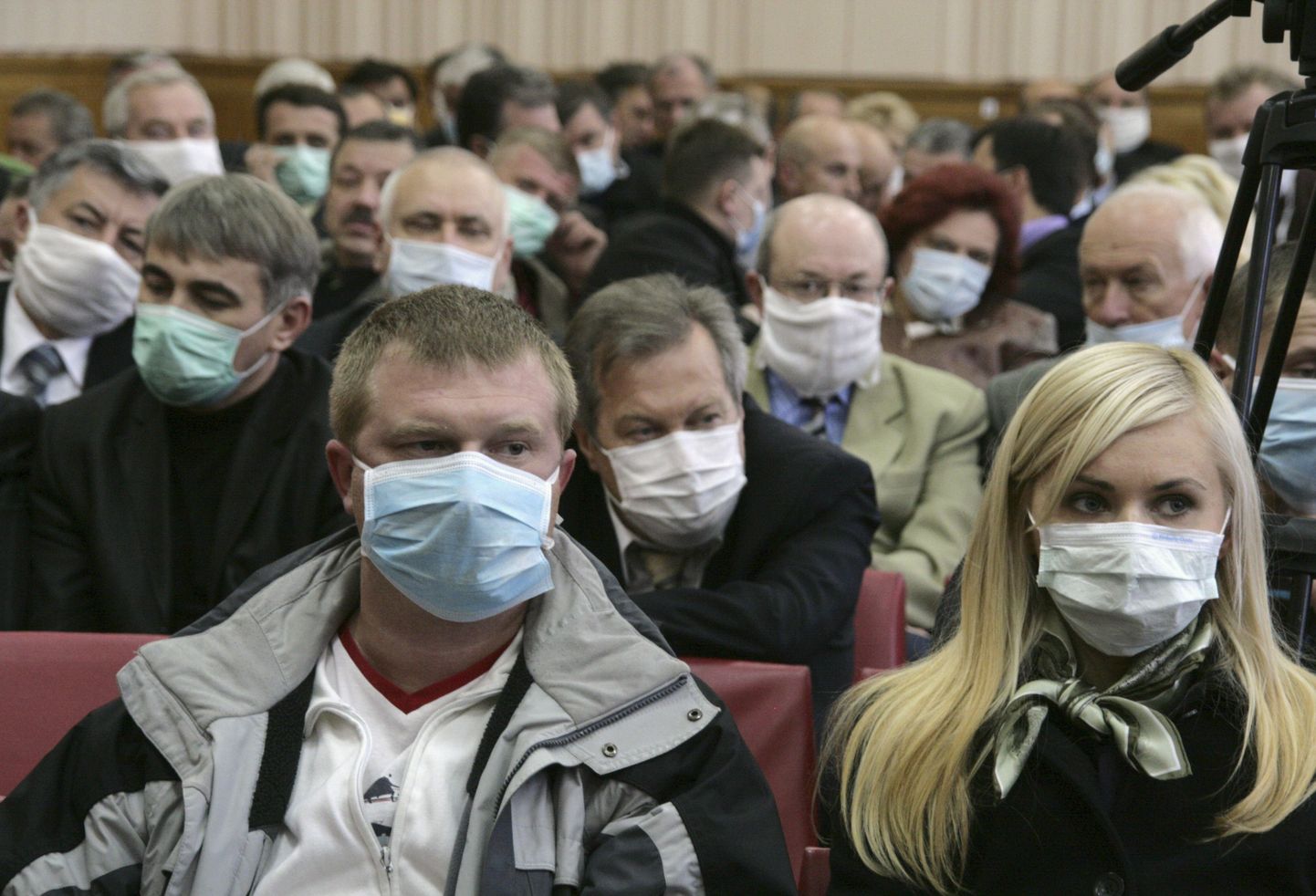 Жители Украины носят повязки, опасаясь заразиться гриппом.
