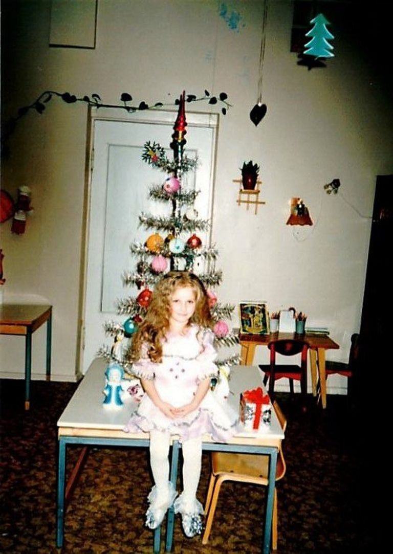 Виктория Жигулина: «В детстве Новый год был для меня самым удивительным праздником. Но как-то раз, пока я смотрела салют в окне, я услышала, что кто-то шуршит под елкой. Подбежав туда, я увидела, как папа кладет под дерево подарки. С того момента я начала притворяться, что верю в Деда Мороза и выманивать подарки». Фото: личный архив.