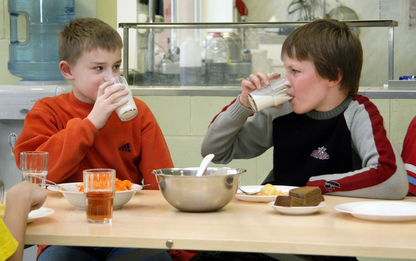 Pärnumaa Paikuse kooli lapsed lõunat söömas.