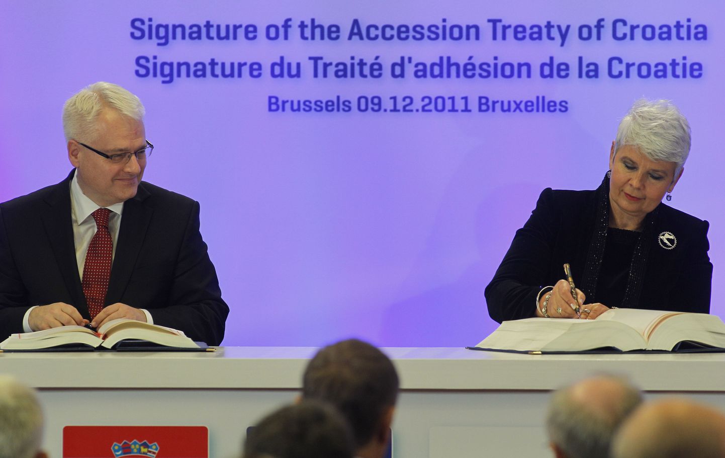 Horvaatia president Ivo Josipovic (vasakul) ja peaminister Jadranka Kosor allkirjastamas täna Brüsselis ELi liitumislepingut.