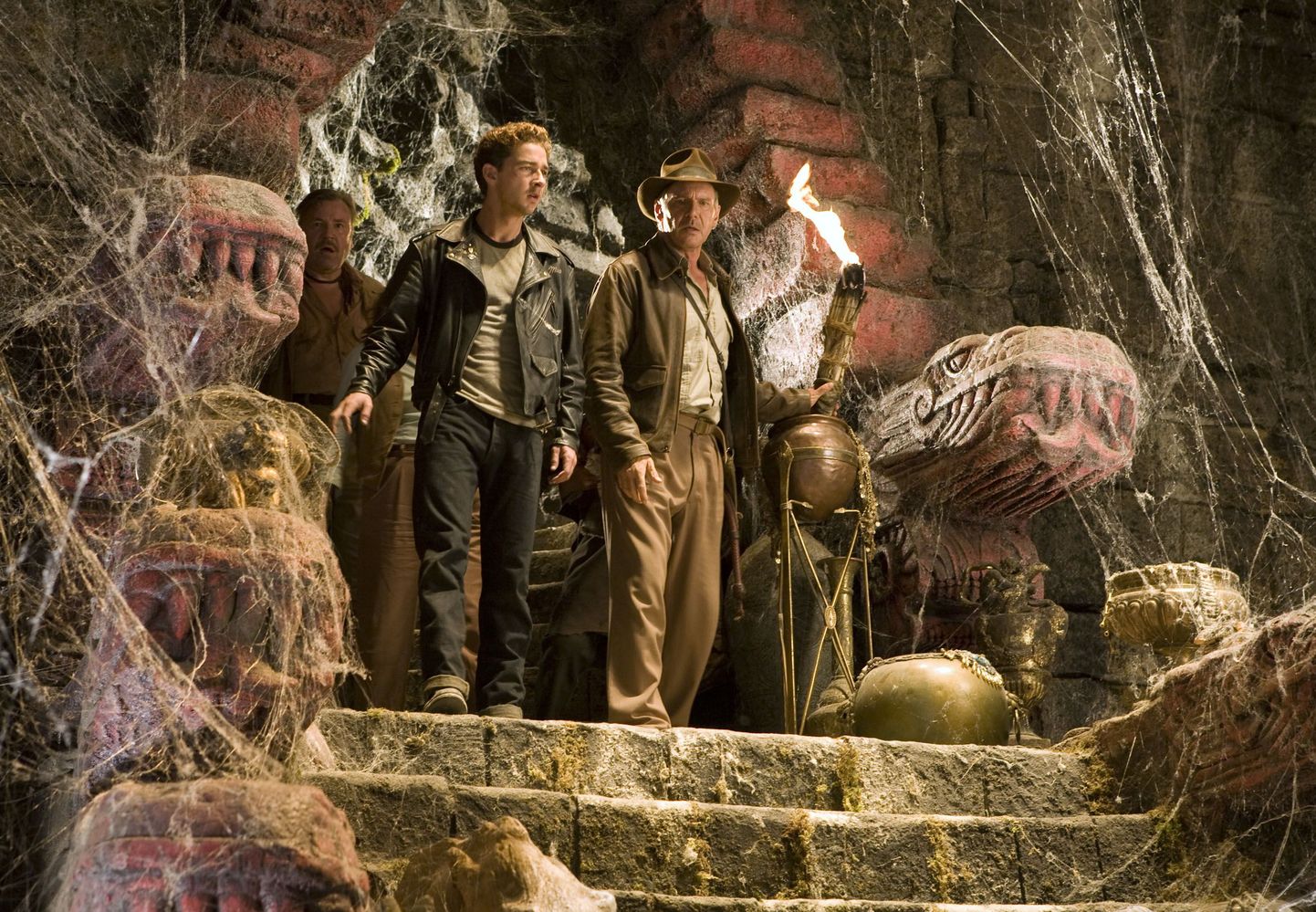 Kaader filmist «Indiana Jones and the Kingdom of the Crystal Skull». Fotol Harrison Ford ja Shia LaBeouf (vasakul)