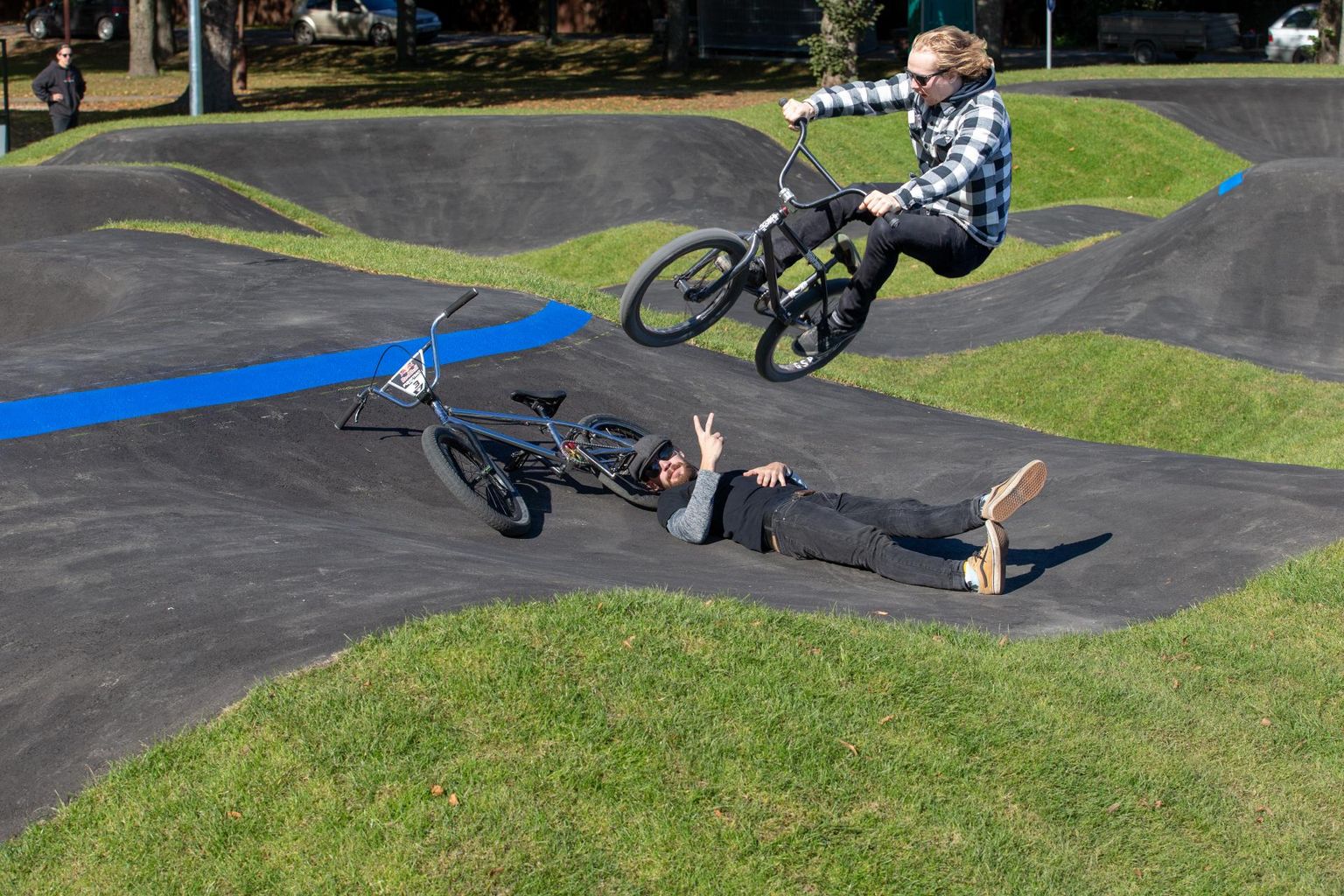Vanad kalad võivad pumptrack’il ka selliseid trikke visata. Samas manitsevad üle kümne aasta trikiratta lenksu keeranud Raigo Suija (pikali) ja Martiner Rätsep ettevaatlikkusele. Kindlasti tasub seal kiiver pähe panna.
