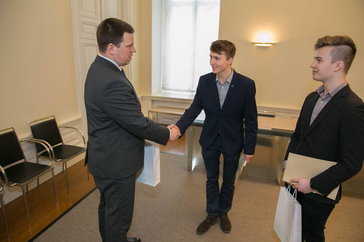 Peaministri töövarjudena said Karel Simson (kätleb pildil peaministriga) ning Brandon Undrus huvitava kogemuse ning soovitavad kõigil noortel aktiivselt töövarjudeks kandideerida.
