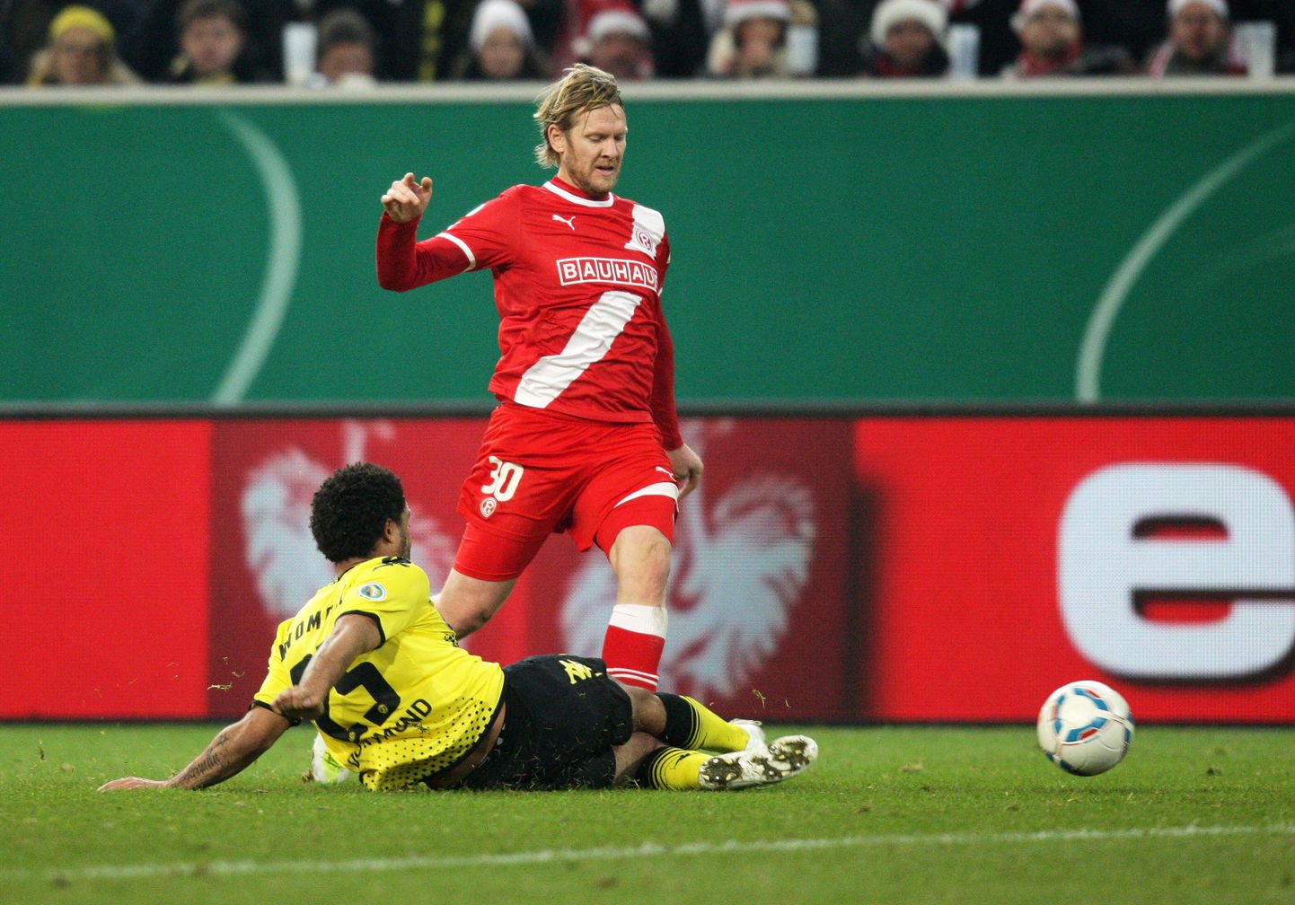 Düsseldorfi ründaja Sascha Rösler (punases) karikamängus Dortmundi Borussia vastu.