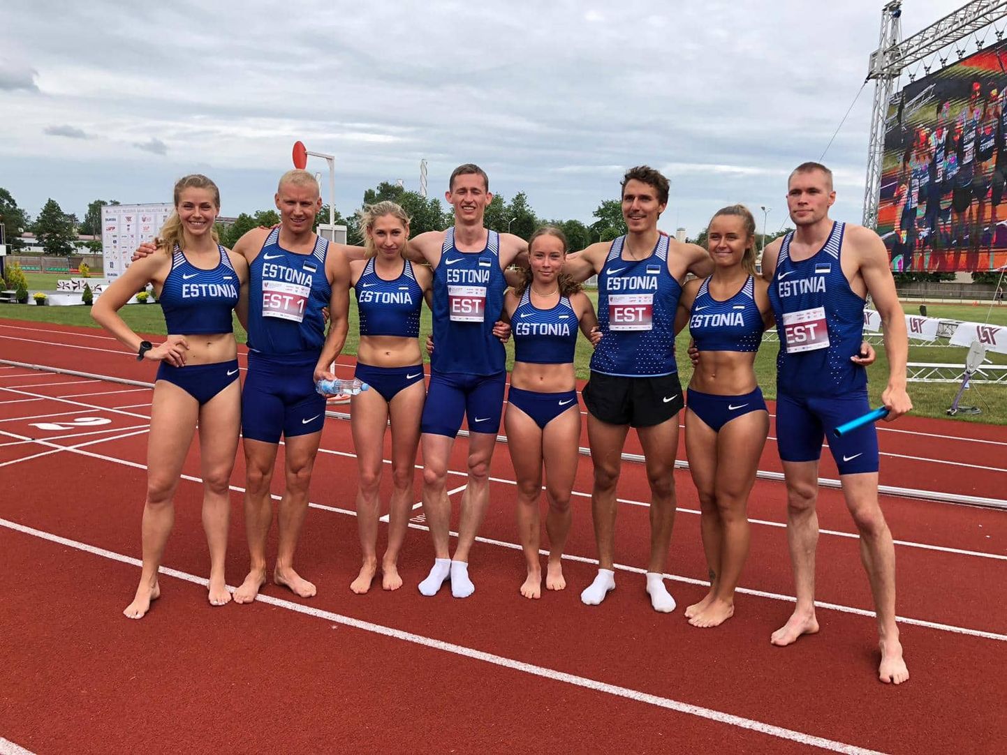 Eesti 4x400 m teatenelikud. Erik Jagor vasakult neljas, Rivar Tipp paremalt esimene.