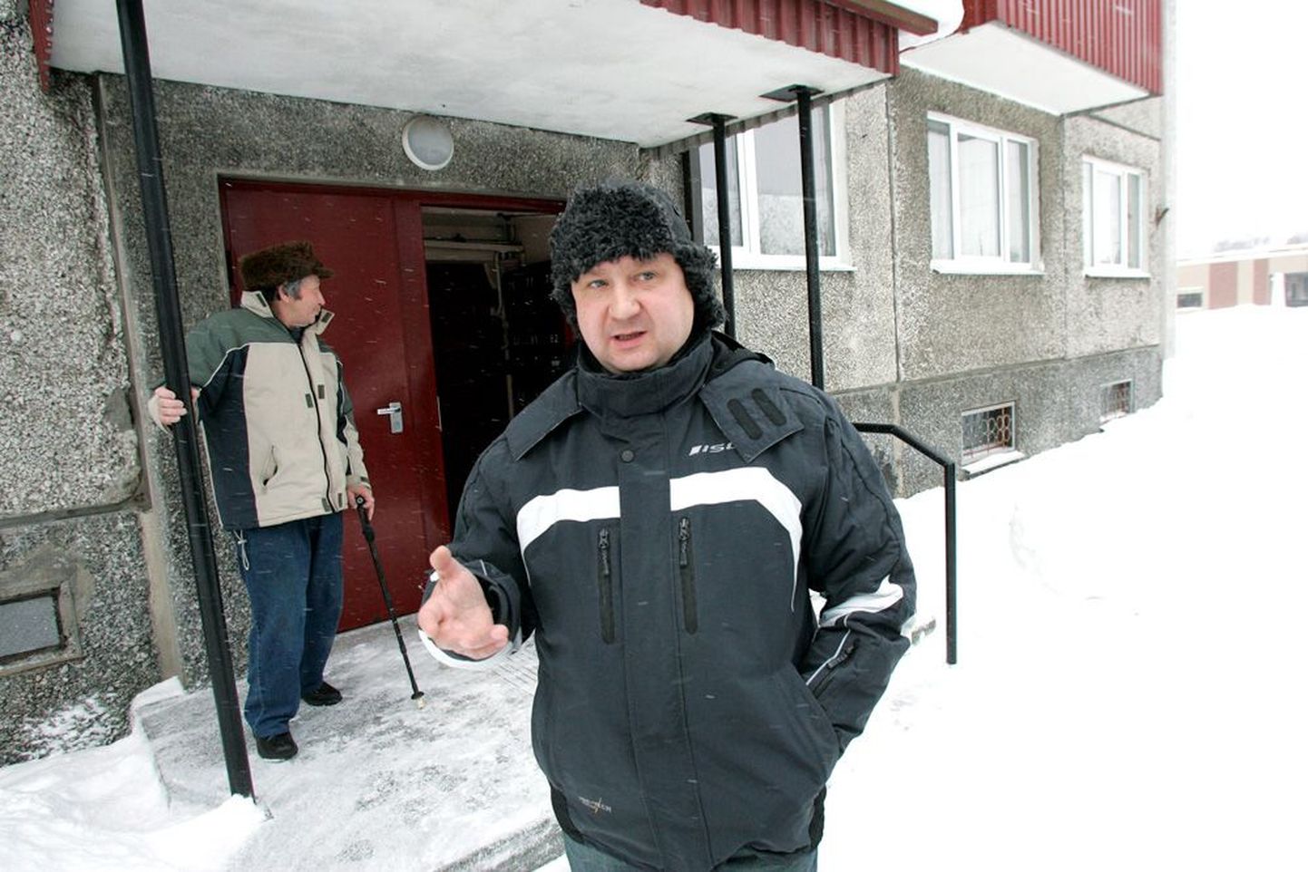 Peeter Messing (esiplaanil) ja Ivan Barahovski on Tammsaare tee 129 maja elanikud, kes ei taha leppida küttesüsteemi väljavahetamisega külmal ajal.