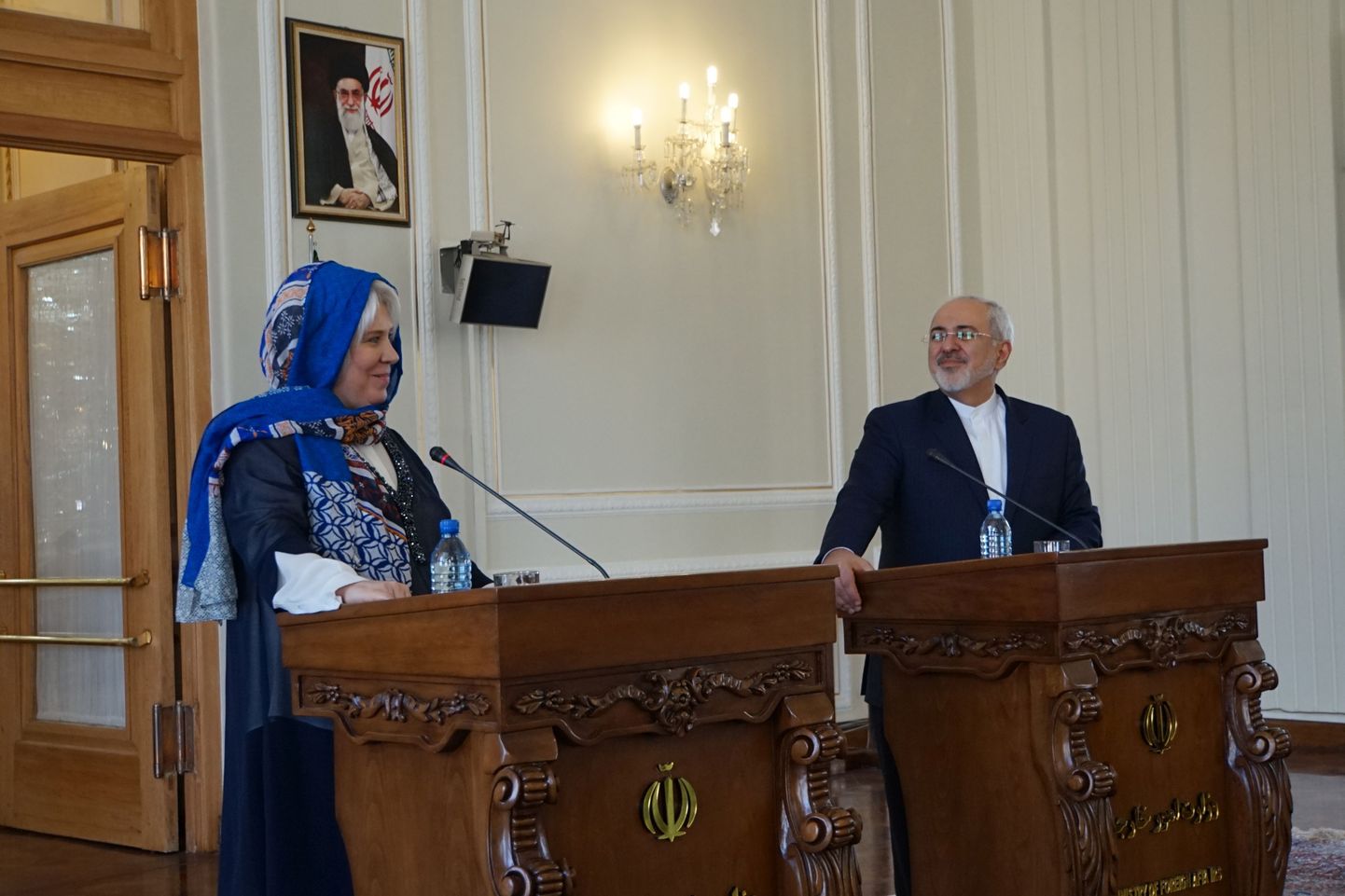 Islamivabariigis naistele kohustuslikku pearätti kandev Eesti välisminister Marina Kaljurand ja Iraani välisminister Javad Zarif Teheranis.