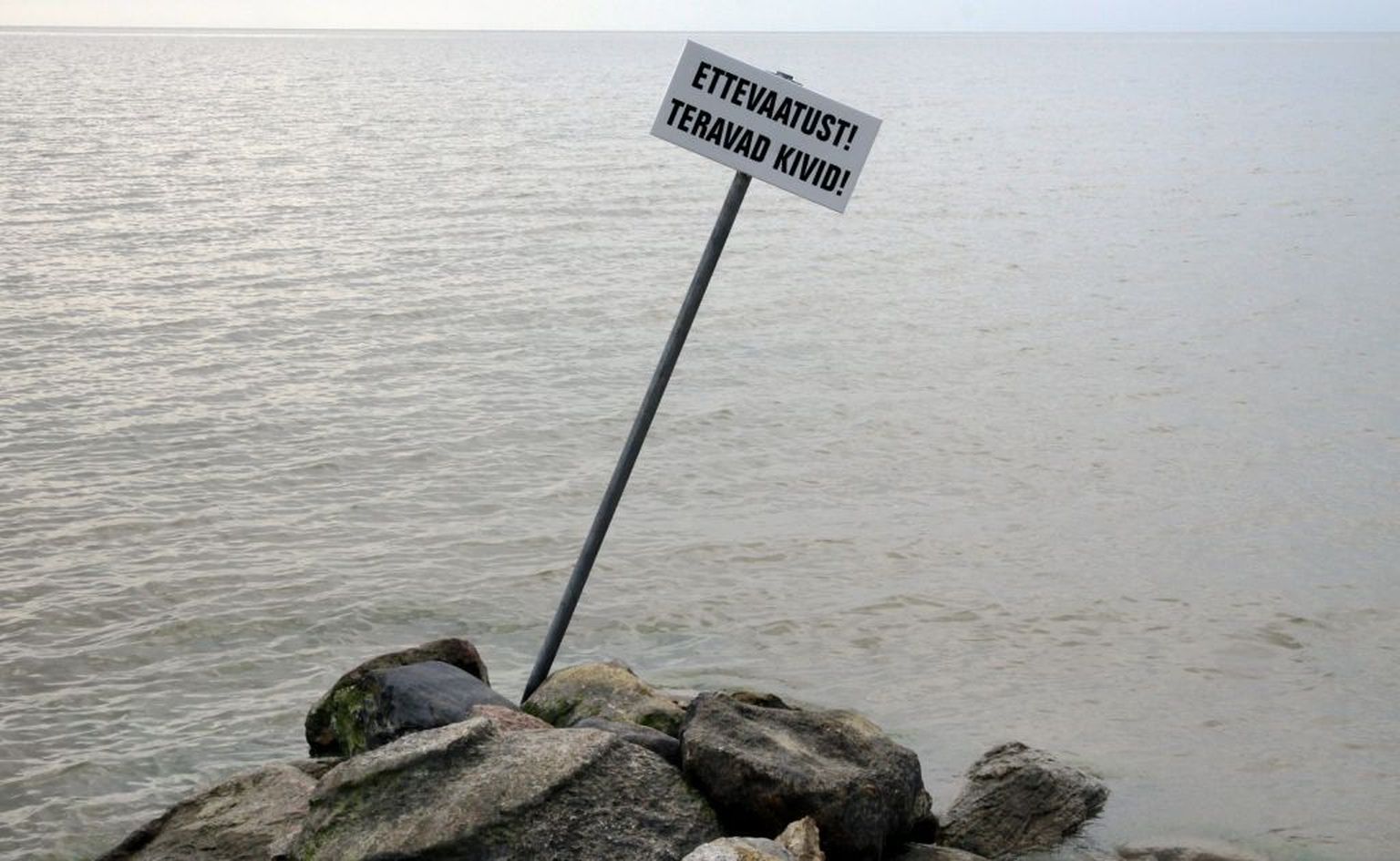 Valgerannas otse promenaadi otsas viib merre kividega kaetud toru, mille juures on merevees peituvate teravate kivide eest hoiatav silt.