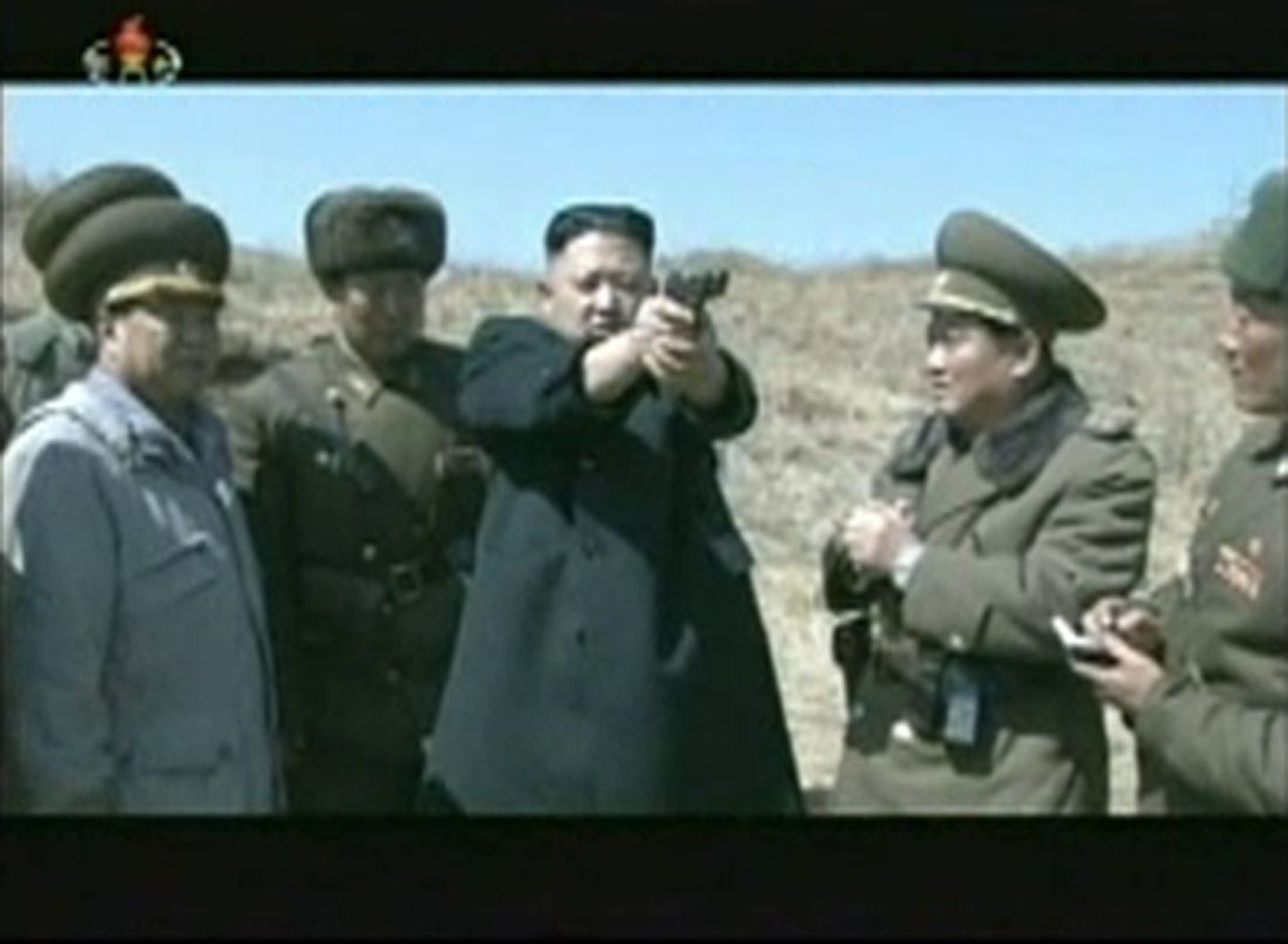 Põhja-Korea liider Kim Jong-un haaras relva.