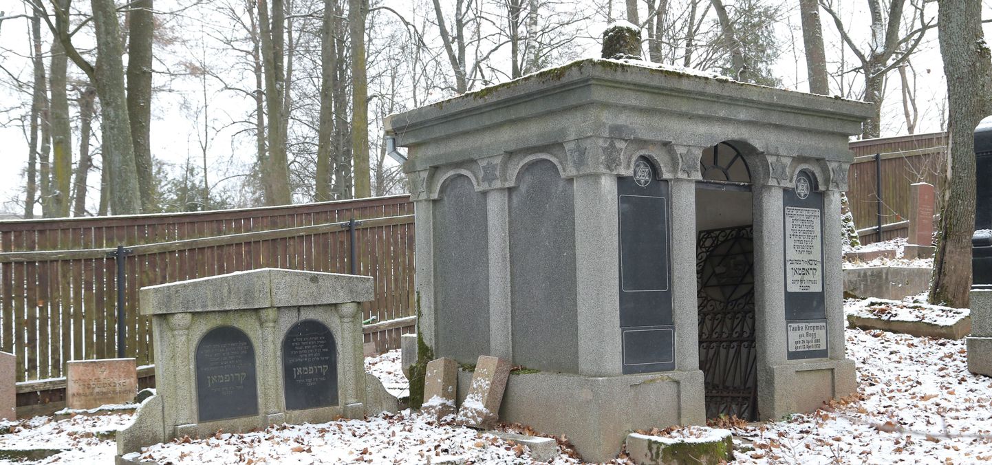 Roosi tänaval asuv vana juudi kalmistu on üks Ülejõe linnaosa omapärasemaid huviväärsusi.