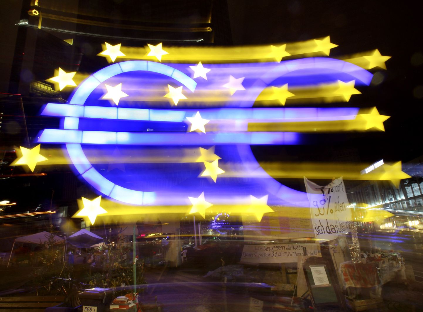 Euro sümbol Euroopa Keskpanga hoonel Frankfurdis.