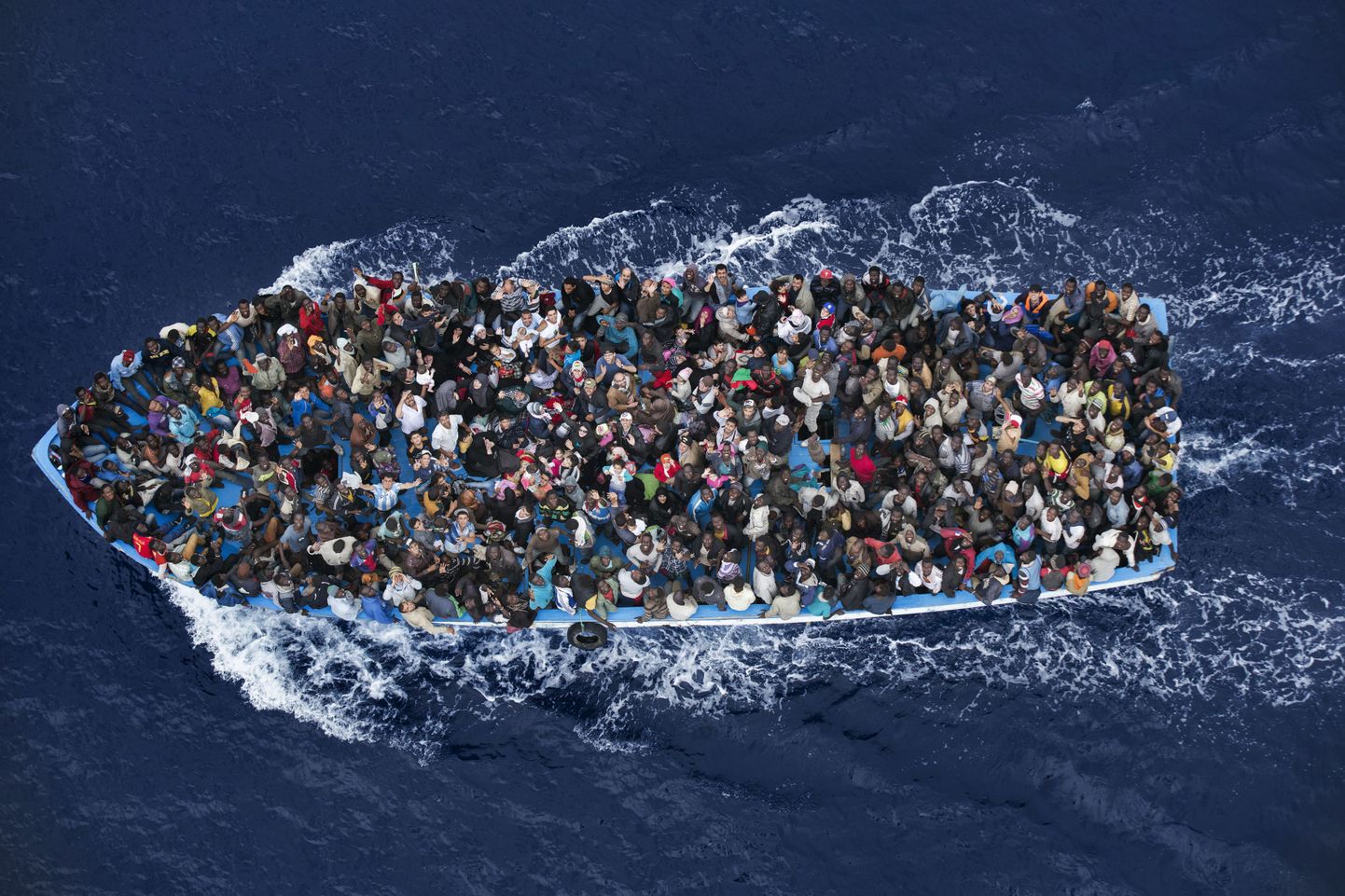 Itaalia fotograaf Massimo Sestini, teine koht uudisfoto kategoorias. Merehädas paadipõgenikud Liibüa ranniku lähistel.
