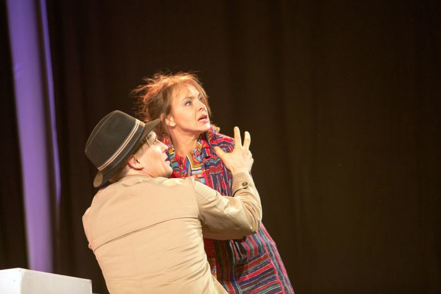 VAT Teatri lavastus kaevub internetisügavustesse: Tanel Saar ja Elina Reinold aktsioonis.