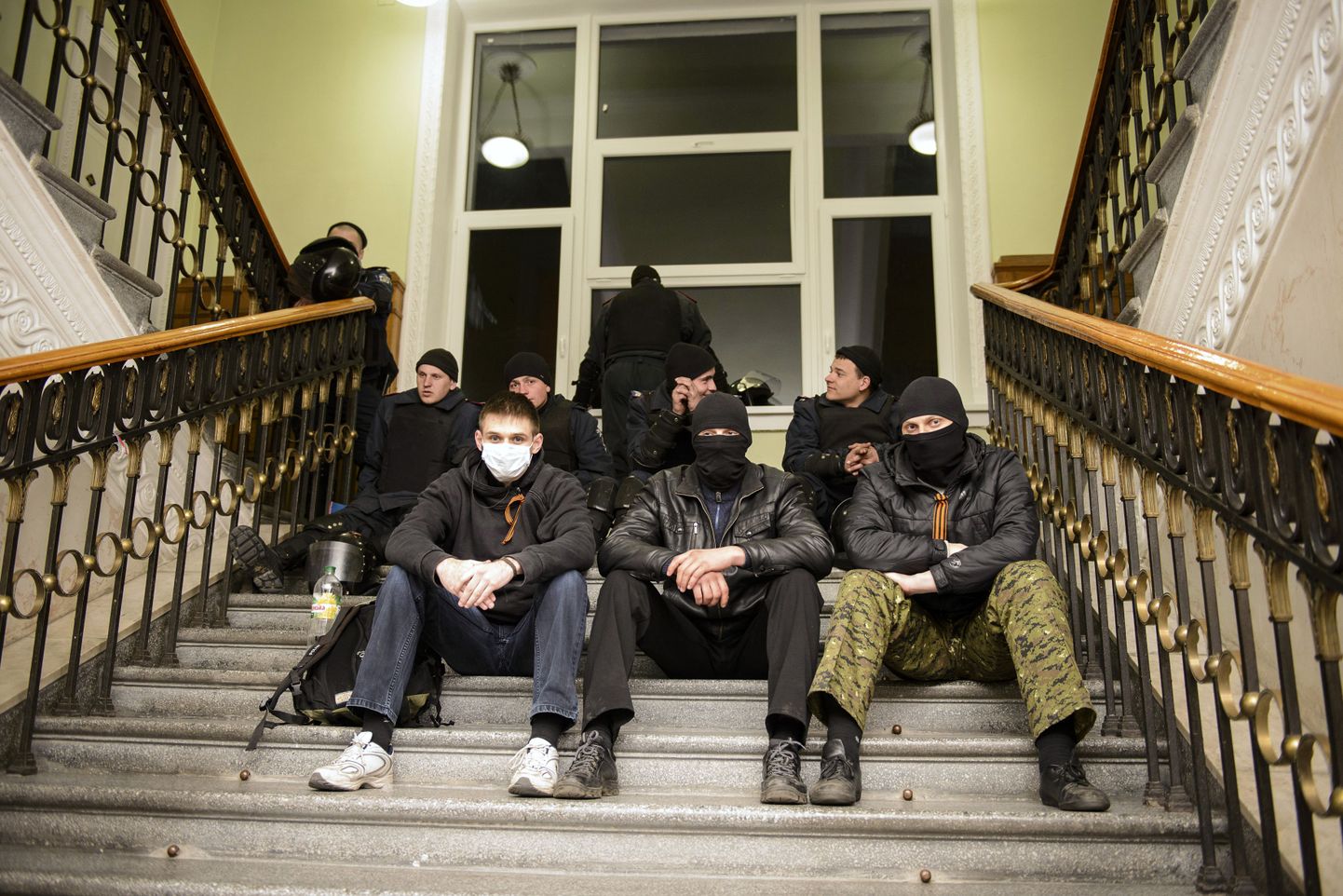Venemeelsed separatistid Harkivi oblasti administratsiooni hoone trepidel 6. aprillil.