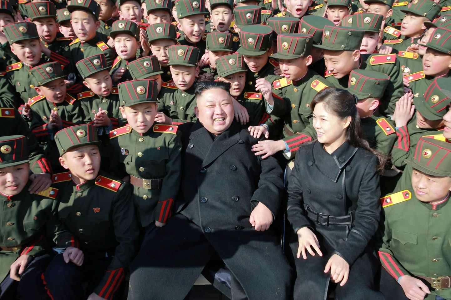 Kim Jong-un kaaskondsetega.