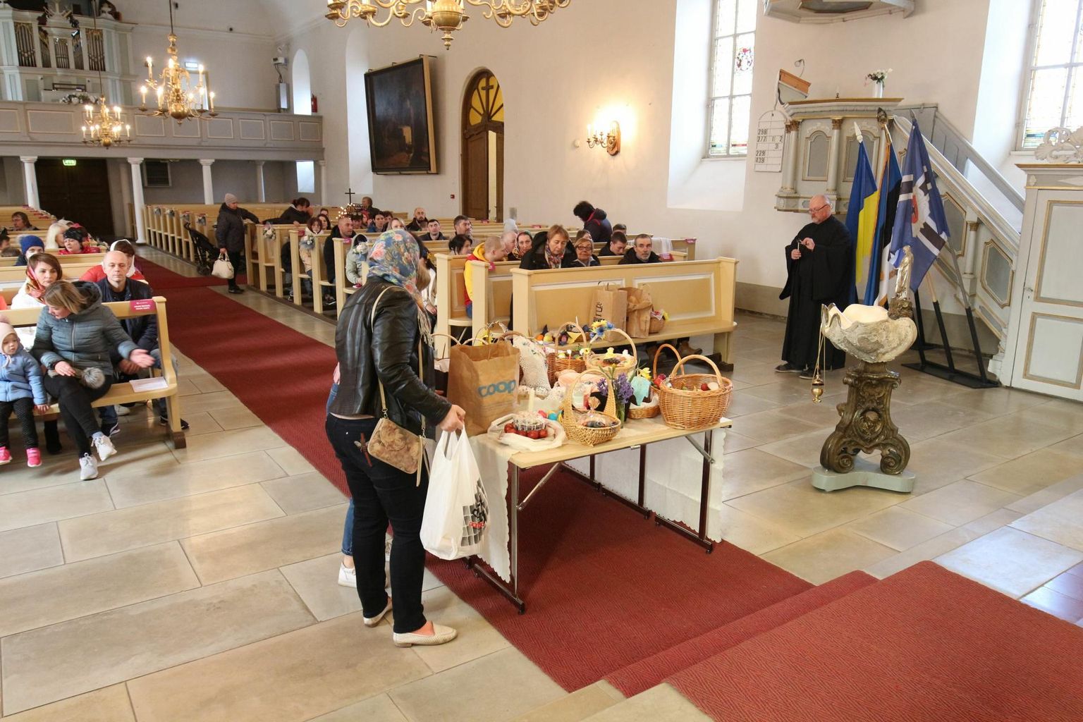 Õigeusu paasapühade üks oluline osa on munade õnnistamine, mille inimesed kirikusse kaasa võtavad.
