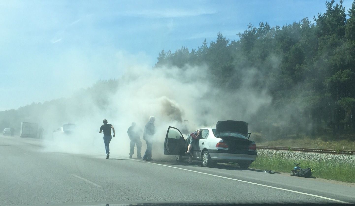 Tallinnas Järvevana teel sai täna kuue auto kokkupõrkes kaks inimest vigastada, õnnetus sai alguse sellest, kui kaasliiklejad üritasid aidata kustutada sõidu ajal põlema süttinud autot.