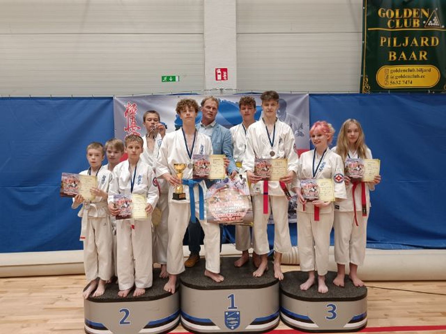 Karatekad Narvas. Kristjan Aru (vasakult), Mihkel Vest, Enry Vahtre, Aron Lina, Rasmus Rooba, Tarmo Alt, Lauri Punapart, Magnus Raidvere, Minna- Mai Kaas ja Mirjam Kalmus
