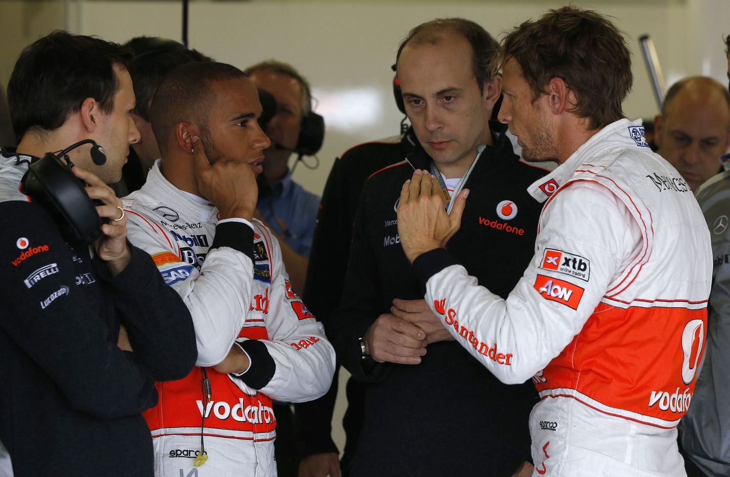 Lewis Hamiltonil (vasakul) ja Jenson Buttonil on inseneridega arutamist, kuidas autot kiiremaks muuta.