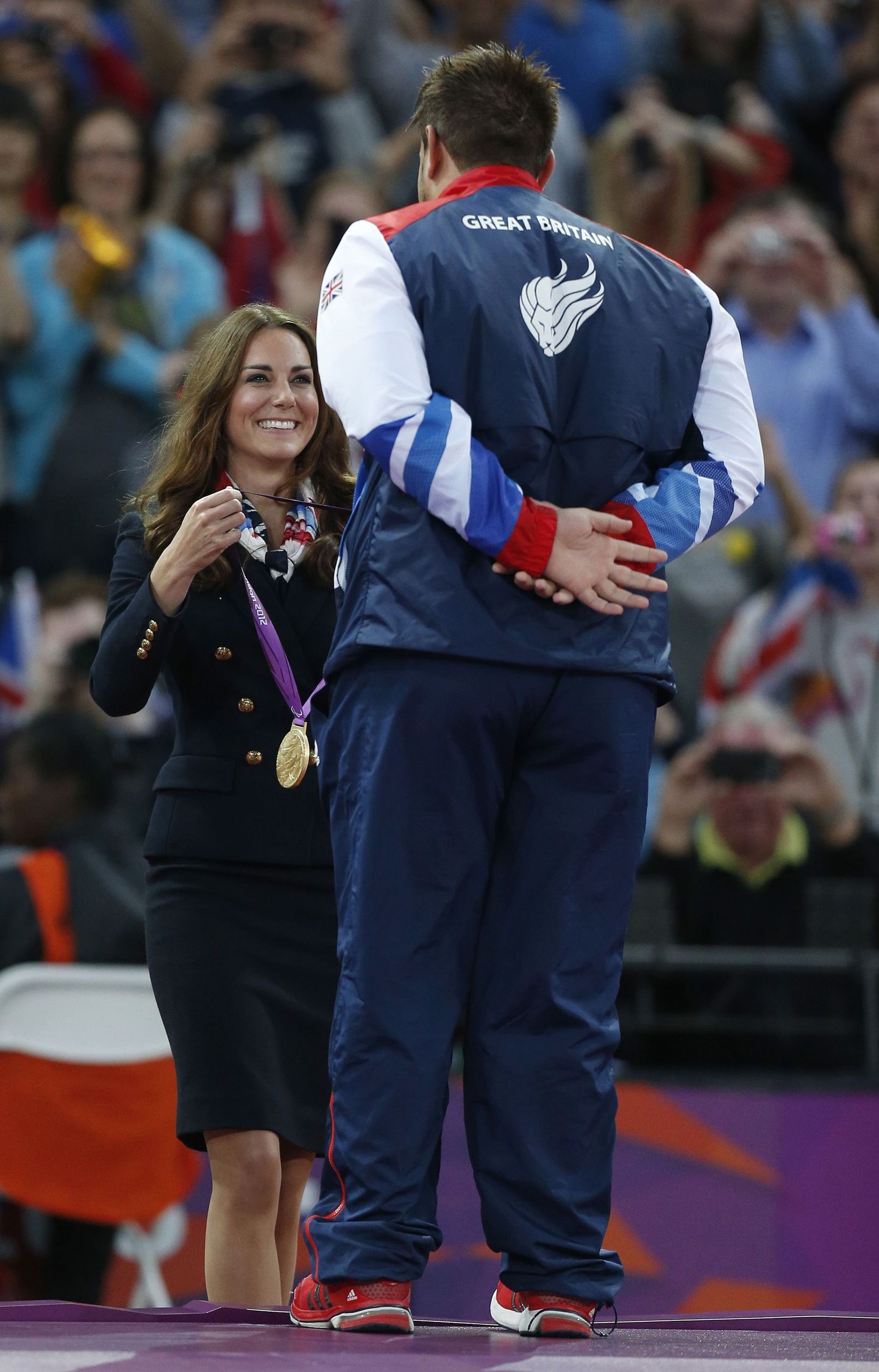 Cambridge'i hertsoginna asetamas Londoni paraolümpiamängudel medalit kaela kettaheites kuldmedali võitnud Aled Davies'ile.