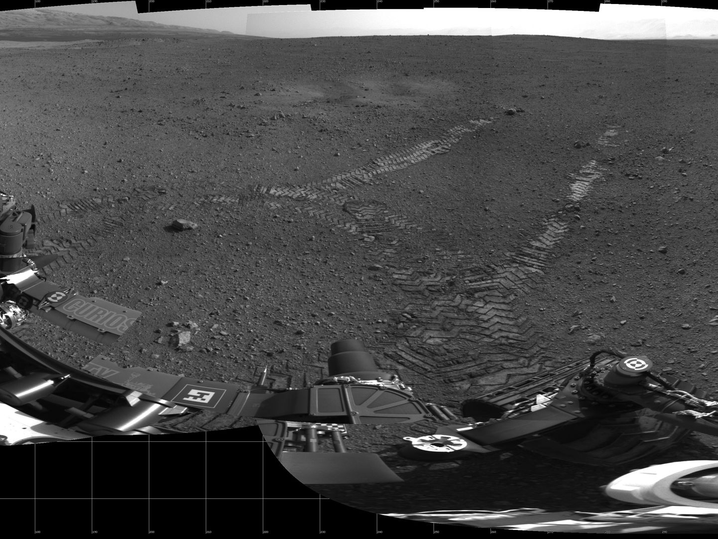360-kraadine panoraamvaade Curiosity jäetud jälgedest