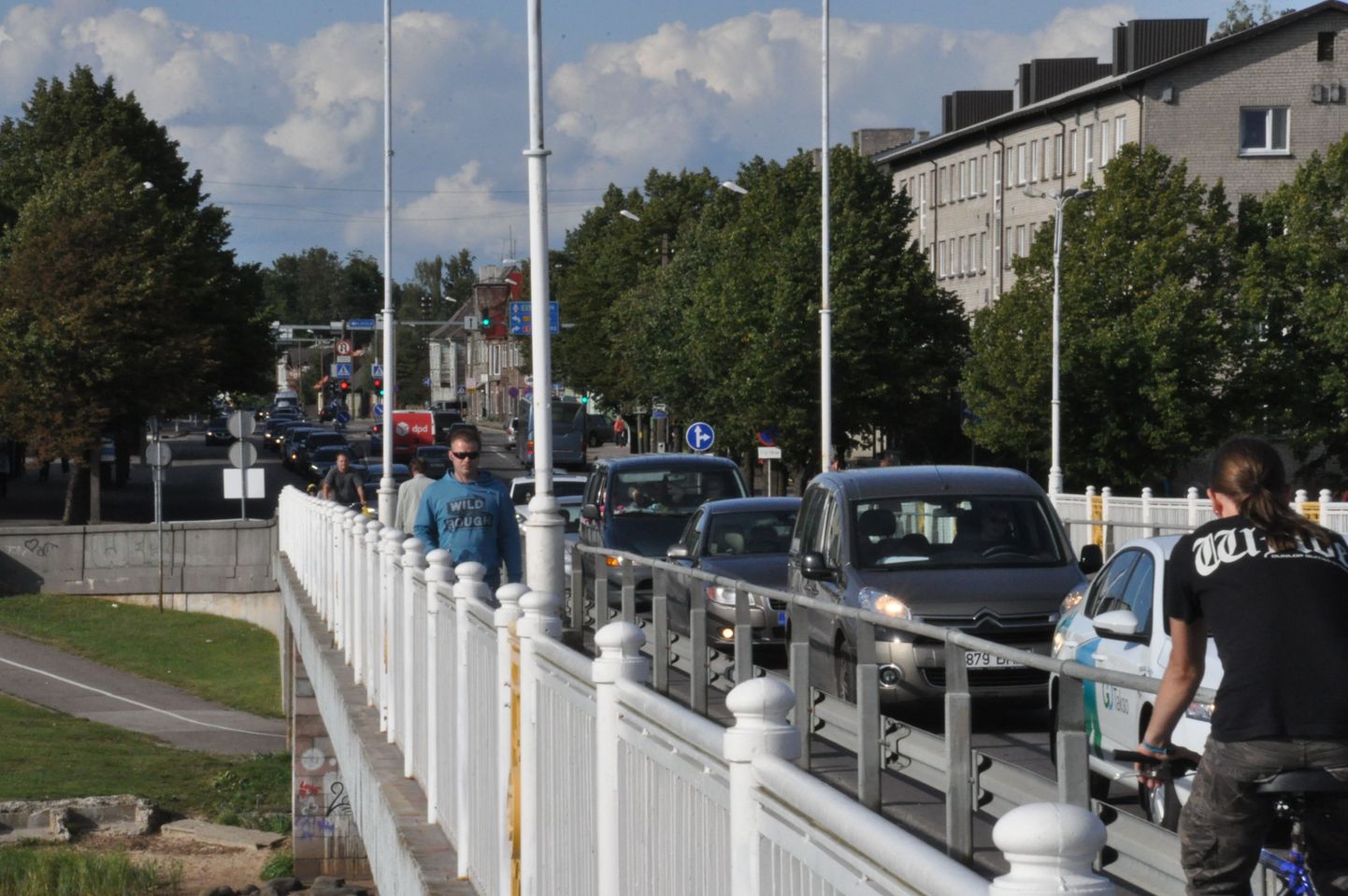 Liiklusolud reedel kella 17 ajal Pärnu kesklinna silla juures, kus asuti tegema ettevalmistusi Jaansoni jooksuks.