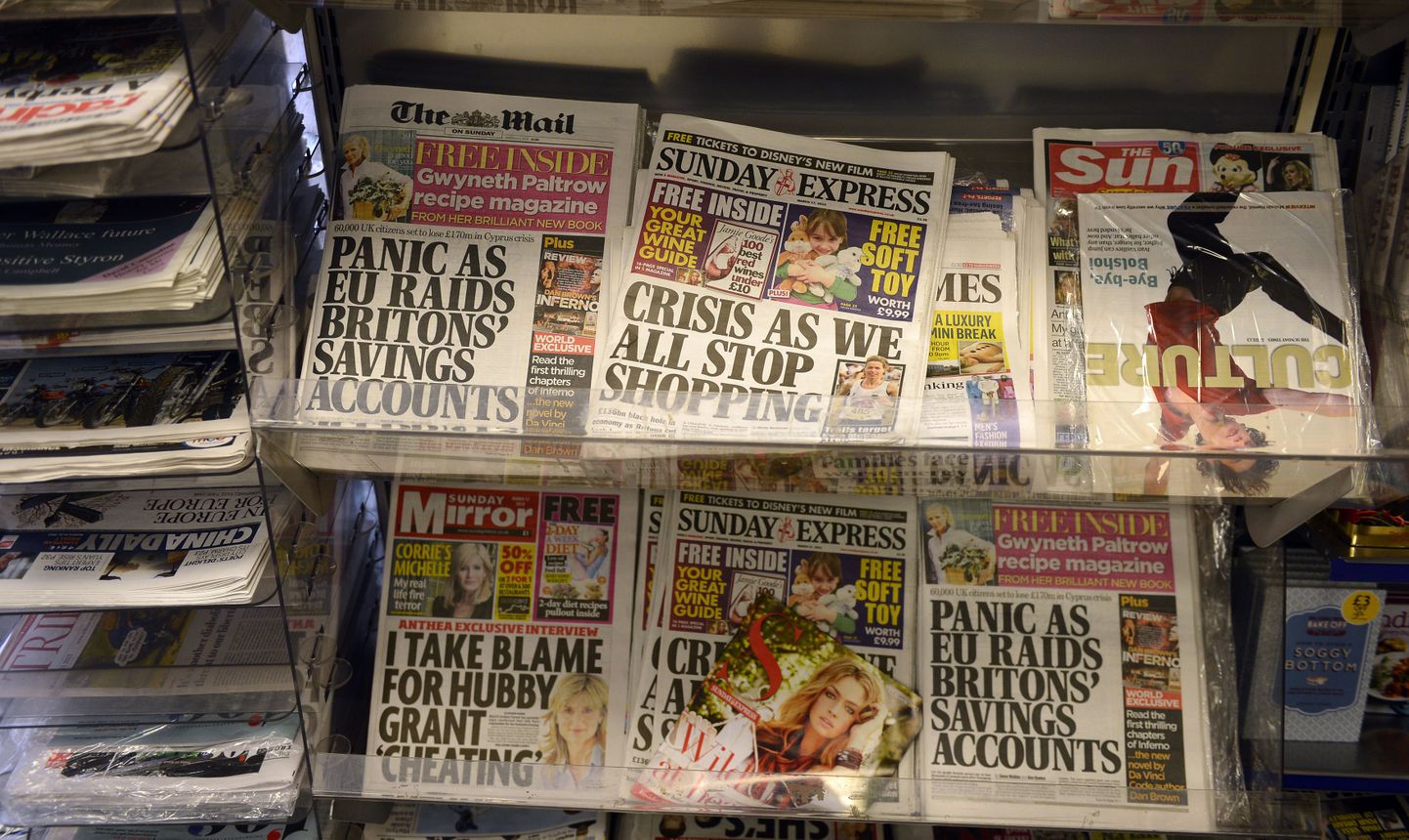 Briti ajalehed müügil Londoni kioskis.