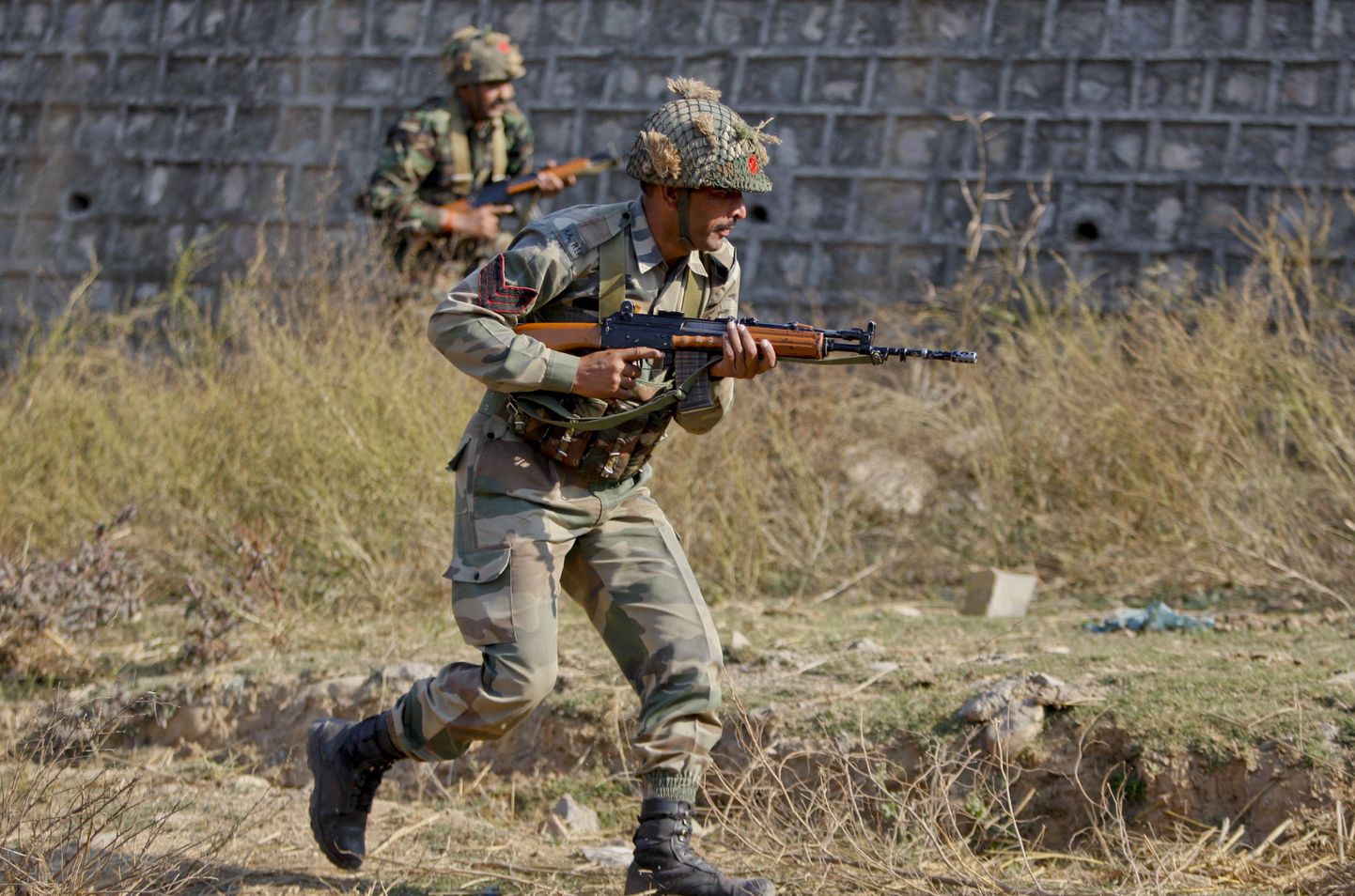 Индийские солдаты разыскивают террористов на базе ВВС.
