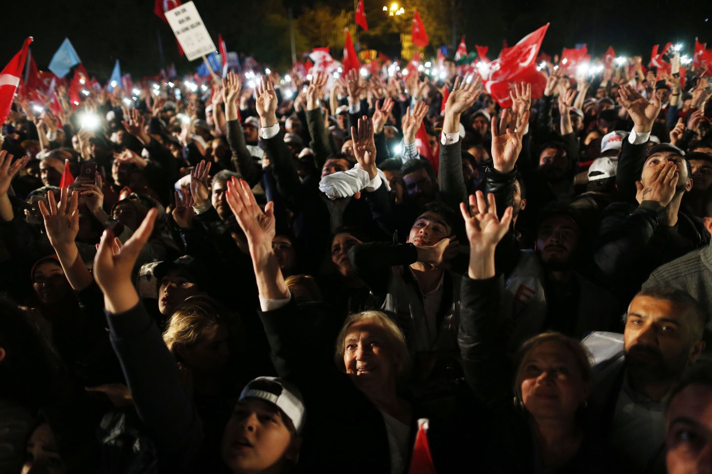 Türgi presidendi toetajad tähistavad Istanbulis võitu põhiseadusreferendumil.