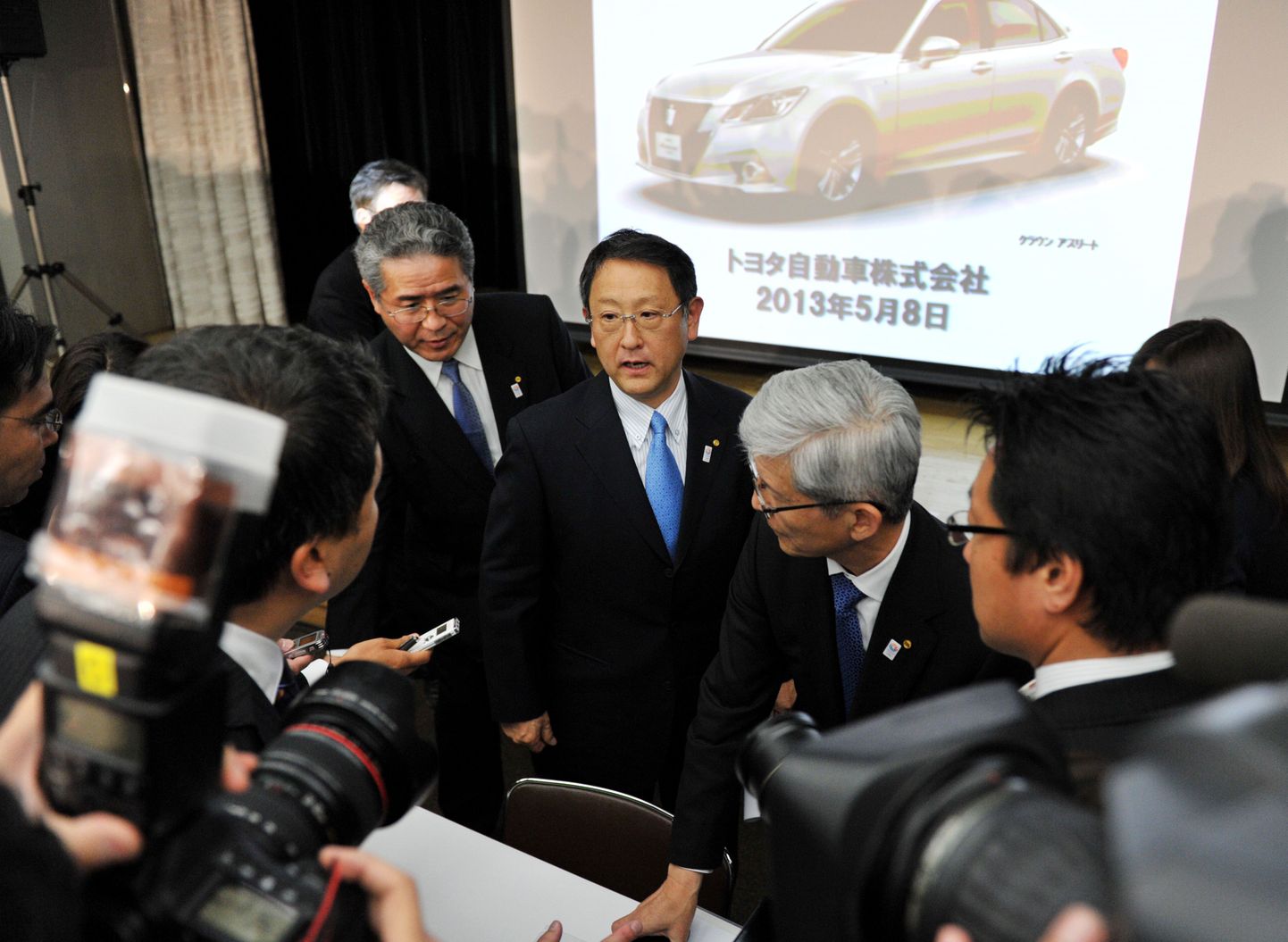Toyota president ja tegevjuht Akio Toyoda (keskel) majandustulemustele pühendatud pressibriifingul.