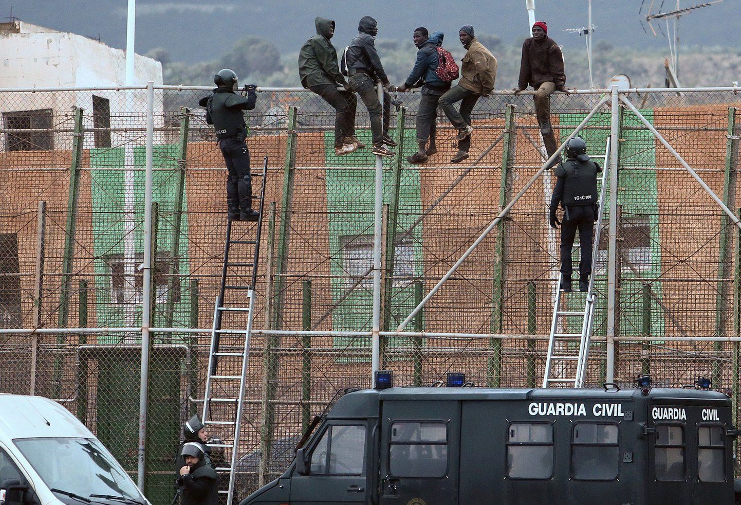 Marokost pärit illegaalsed immigandid püüdsid jõuda Hispaania Põhja-Aafrika enklaavi Melillasse