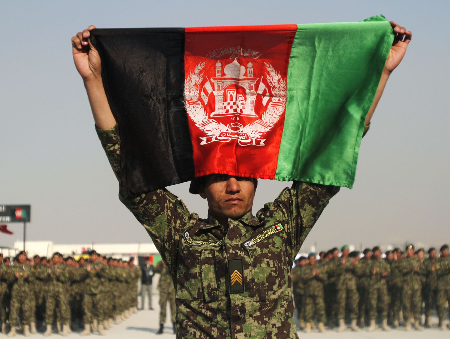 Afgaani sõdur lipuga.