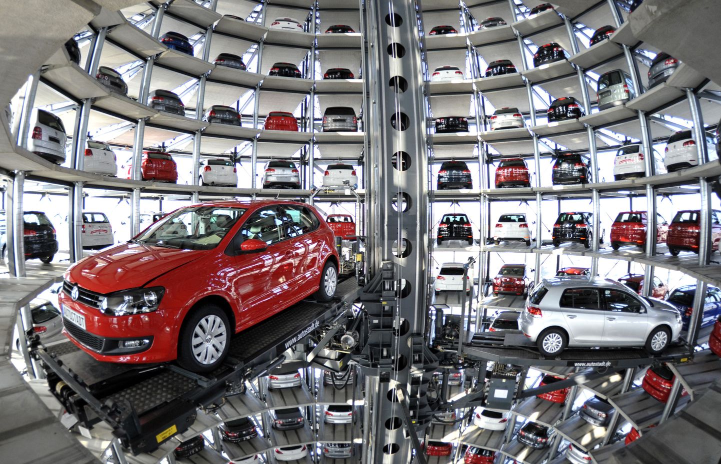 Volkswagen Golf VI Wolfsburgis asuva tehase kõrval asuvas teemapargis Autode torn.