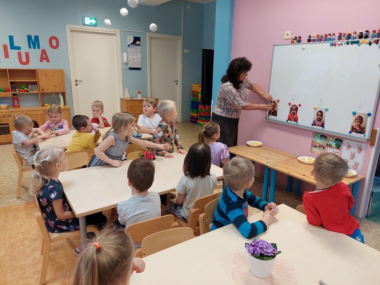 Lasteaiarühmas Mesimumm valitakse õpetaja Kaidi Kivro juhatamisel esimest korda saadikuid mudilaskogusse.
