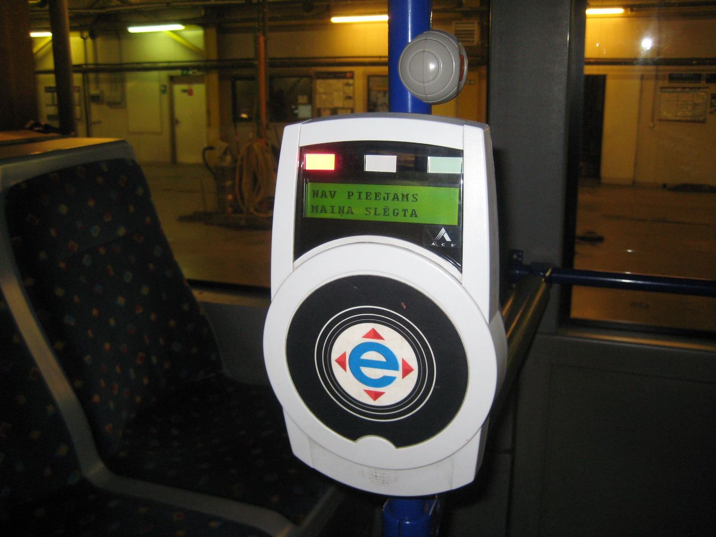 В рижском общественном транспорте используют современные билетные устройства.