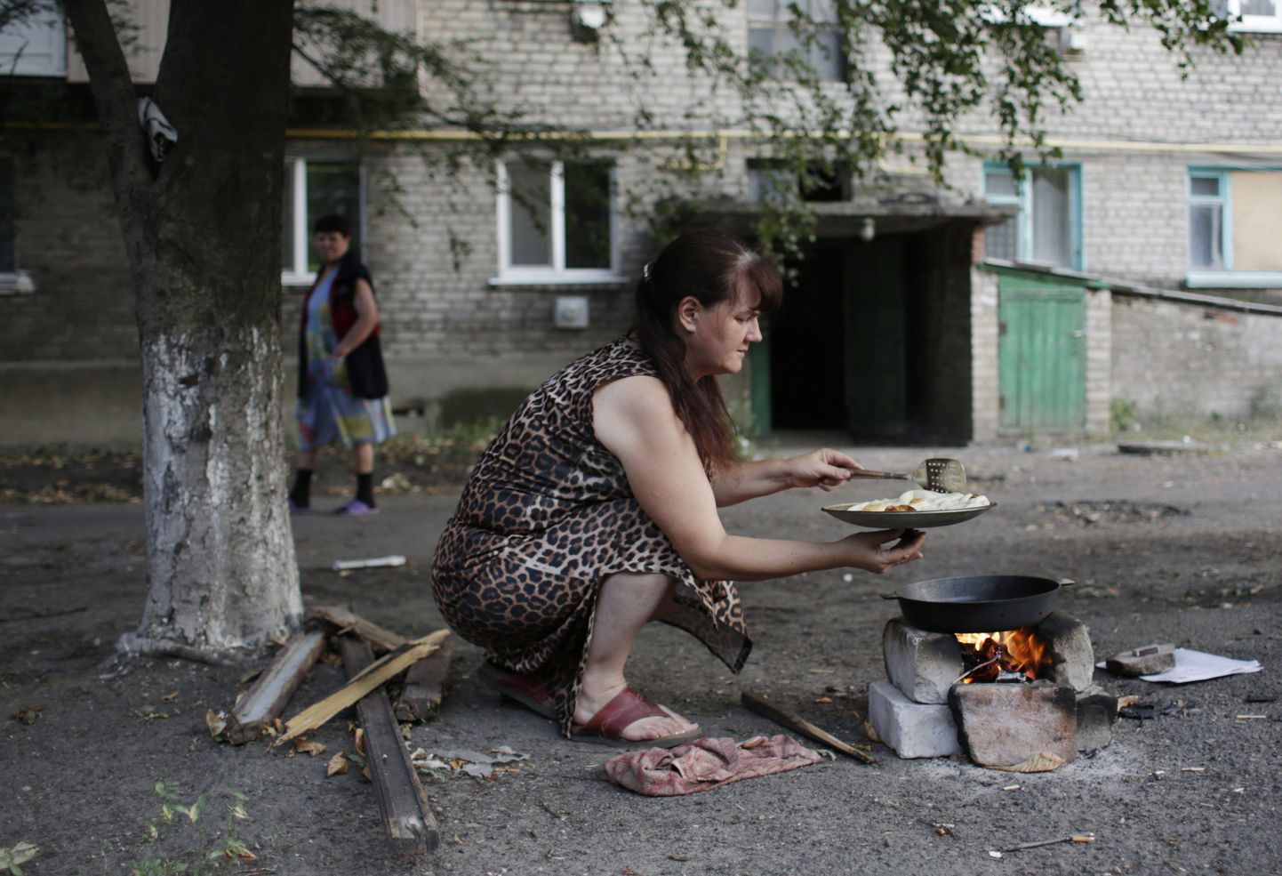 Luganski oblastis asuva Popasna linna elanik pidi selle kuu algul gaasi puudumise tõttu toitu õues valmistama.