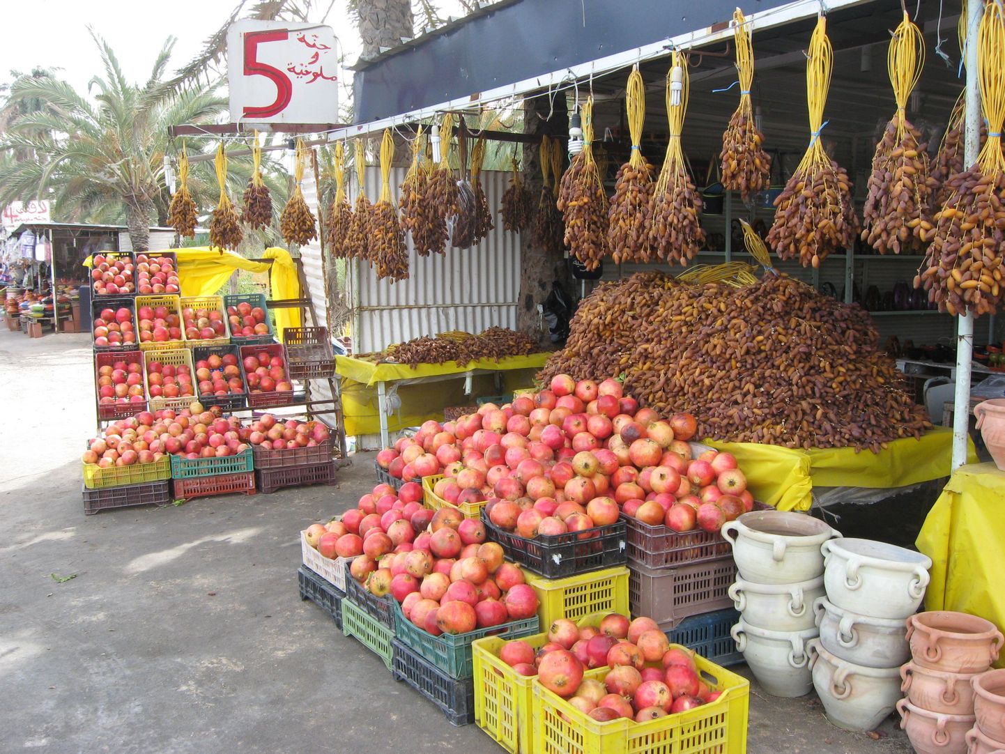 Granaatõunu ja datleid võib Tuneesias osta igal sammul.