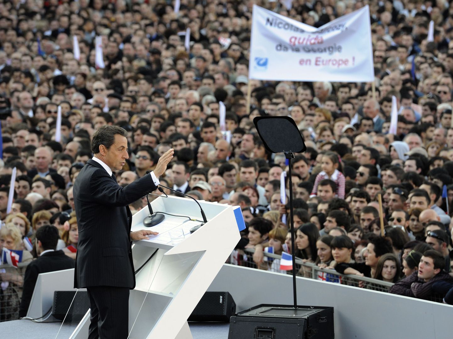 Prantsusmaa president Nicolas Sarkozy Thbilisi Vabaduse väljakul kõnet pidamas.
